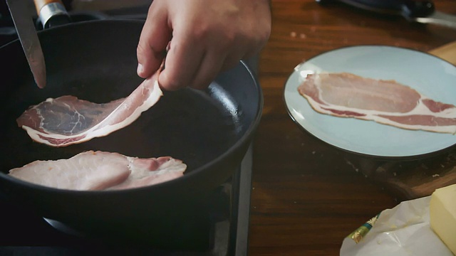 在平底锅里烤培根视频素材