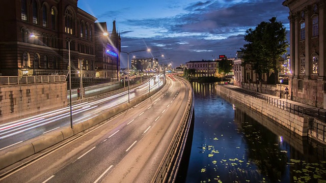高清时间流逝:城市高速公路在斯德哥尔摩倾斜视频素材