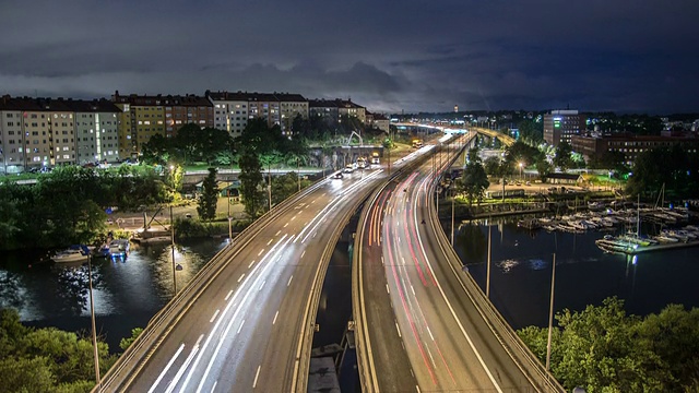 高清时间流逝:夜间高速公路交通倾斜视频素材