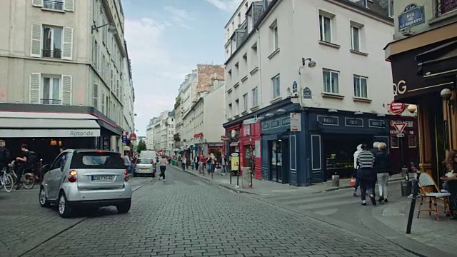 跟踪拍摄典型的巴黎街道，有酒吧和cafés，行人视频素材画面1