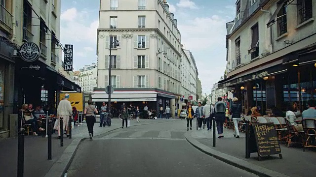 跟踪拍摄典型的巴黎街道，有酒吧和cafés，行人视频素材画面2