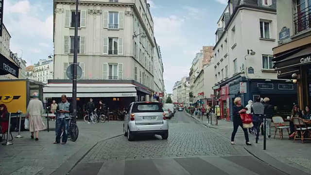 跟踪拍摄典型的巴黎街道，有酒吧和cafés，行人视频素材画面3