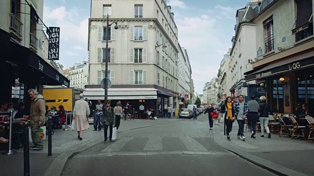 跟踪拍摄典型的巴黎街道，有酒吧和cafés，行人视频素材画面4