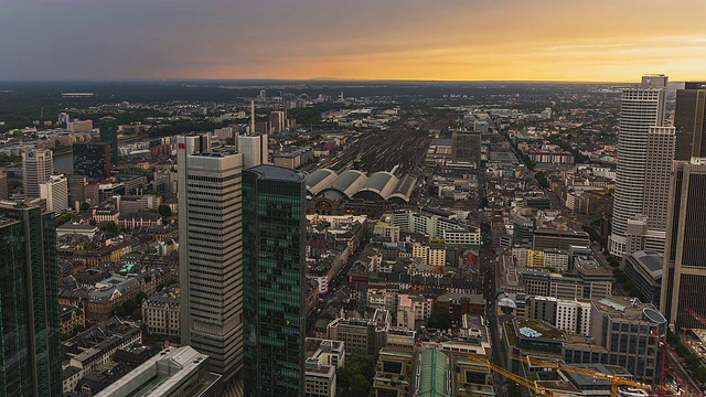 T/L Frankfurt am Main - Skyline -在日落时分用平移镜头拍摄法兰克福的中央车站，集市和金融区视频下载