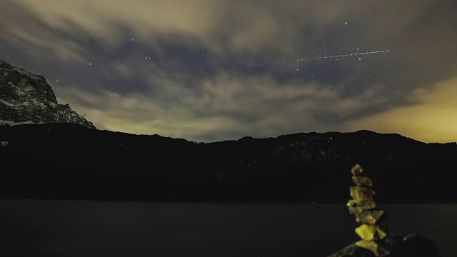 Eibsee湖的T/L夜空在前景中有一个石冢视频下载