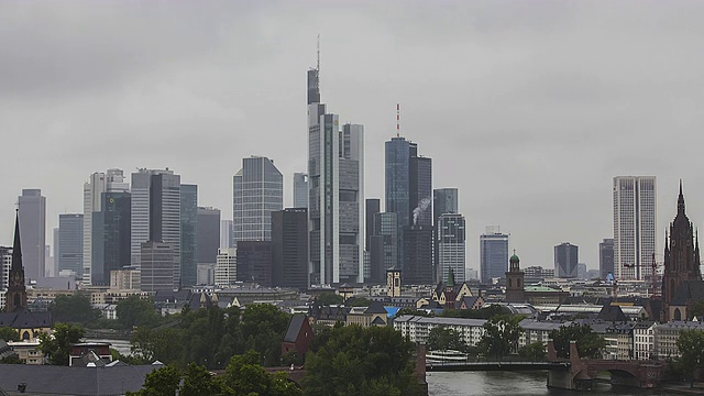 T/L Frankfurt am Main - Skyline特写在一个雨天视频下载