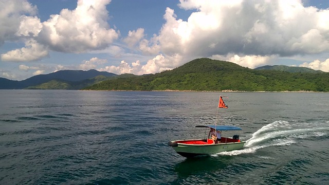 帆船与红旗公海云山天空视频素材画面1