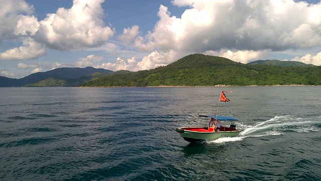 帆船与红旗公海云山天空视频素材画面2