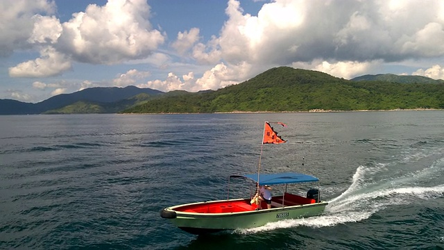 帆船与红旗公海云山天空视频素材画面3