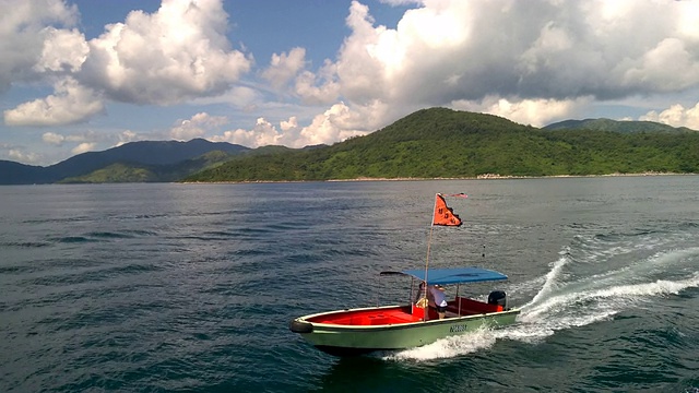 帆船与红旗公海云山天空视频素材画面4