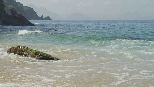 在里约热内卢的红海滩上，海浪在沙滩上慢慢的退去和流动。视频素材