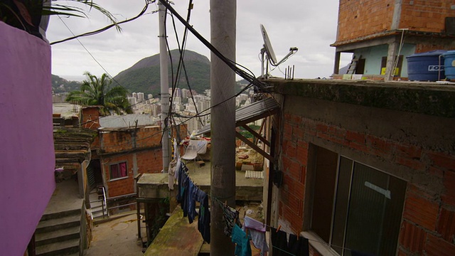 巴西里约热内卢DE JANEIRO 6月23日:2013年6月23日，巴西里约热内卢贫民区的居民视频素材