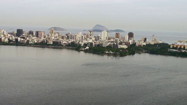 鸟瞰图的直升机飞过Lagoa -里约热内卢de Janeiro，巴西。视频素材