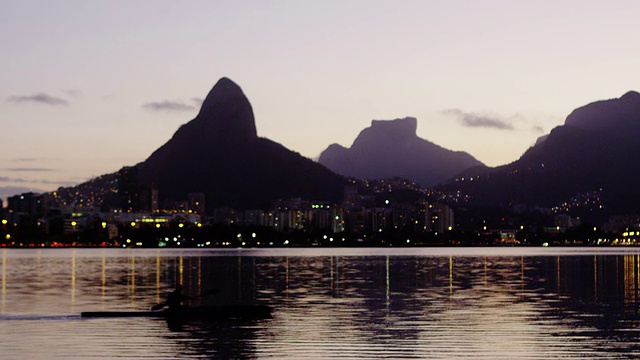 黄昏拍摄的皮划艇在里约热内卢de Janeiro。视频素材