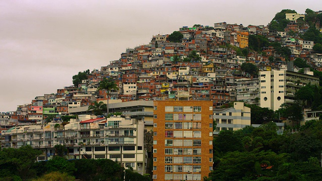 远距离拍摄的房子在一个贫民区在里约热内卢de Janeiro，巴西视频素材