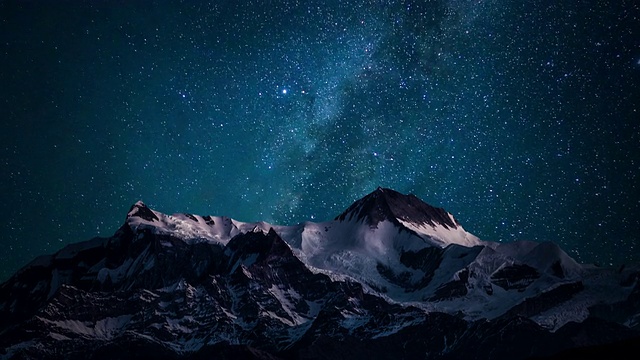 银河在雪山后面升起视频素材