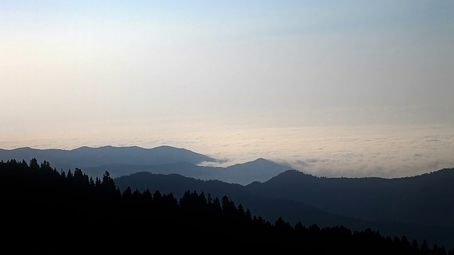 高清:云和山峰，上帝视频素材