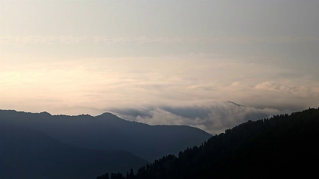 高清:云和山峰，上帝视频素材