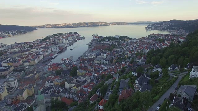 鸟瞰图Vågen海港，Byfjorden峡湾和老城从佛罗延山(Fløyfjellet)，卑尔根，Hordaland，挪威，斯堪的纳维亚视频素材