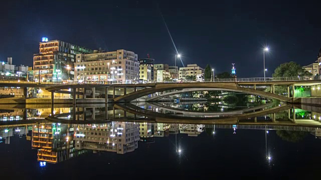 高清时间流逝:桥和办公楼在夜晚倾斜视频素材