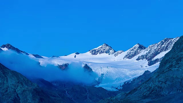 云在冰川和大山前面移动视频素材