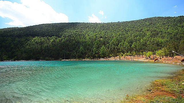 在冰川雪山山谷的绿色湖泊视频素材