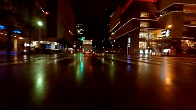 在雨中城市夜间驾驶- 4K-视频素材