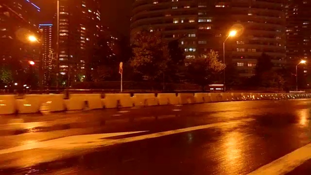 在雨中城市在晚上的侧视图- 4K-视频素材