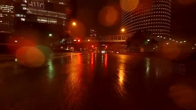 在雨中城市在晚上的侧视图- 4K-视频素材