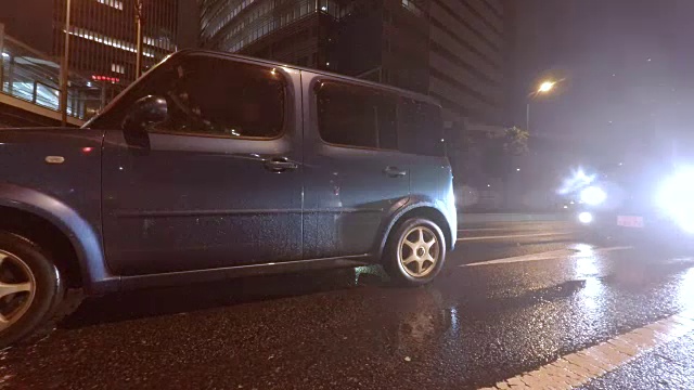 在雨夜的高速公路上驾驶- 4K-视频素材