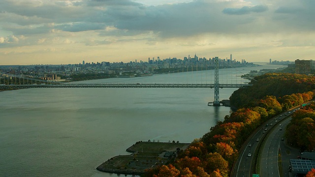 空中飞行旁边的哈德逊河在Palisades公园路，纽约市的天际线在远处视频素材