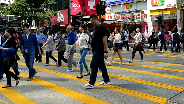 人们聚集在香港的尖沙咀视频素材