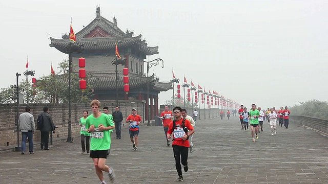 WS观景西安城墙国际马拉松/中国陕西西安视频素材