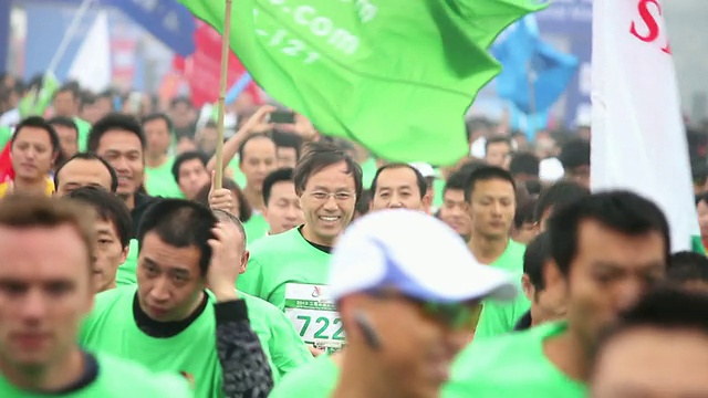 CU拍摄西安城墙国际马拉松赛/中国陕西西安视频素材