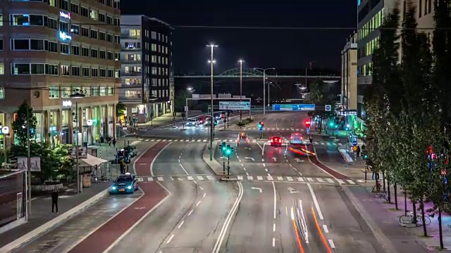 高清时间流逝:城市交通在夜晚倾斜视频素材