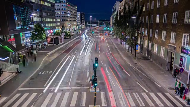高清时间流逝:城市街道和公交车站倾斜视频素材