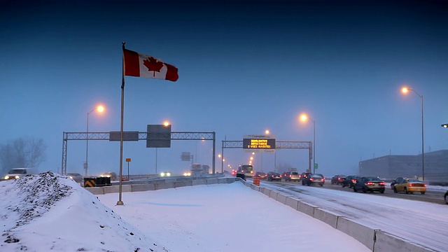 在加拿大的一条高速公路上，正在下雪视频素材