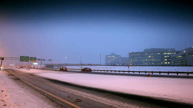 一条高速公路，正在下雪视频素材