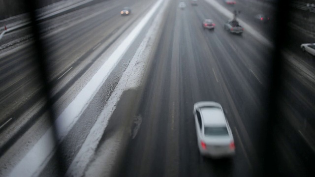 高速公路上交通繁忙，而且还在下雪视频素材