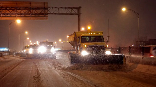 四台犁在高速公路上铲雪视频素材