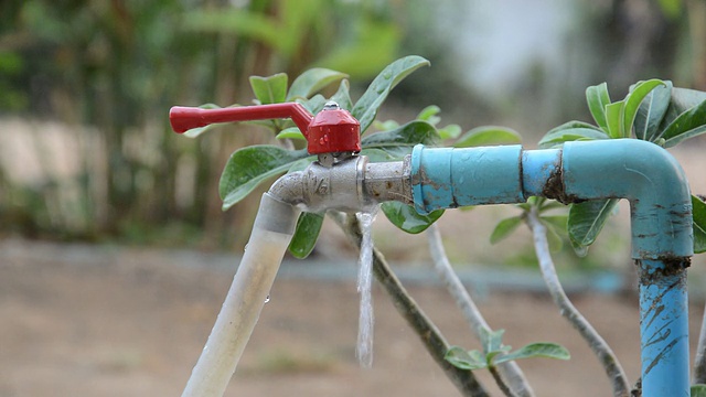 漏水的水龙头视频素材