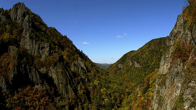 天空后黑峡谷后黑峡谷秋叶视频素材