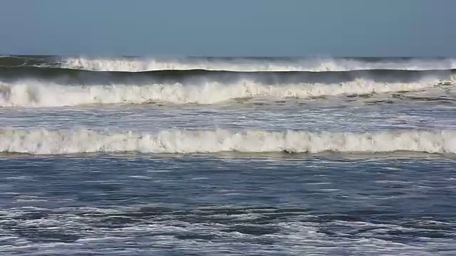 海滩上的大浪视频素材