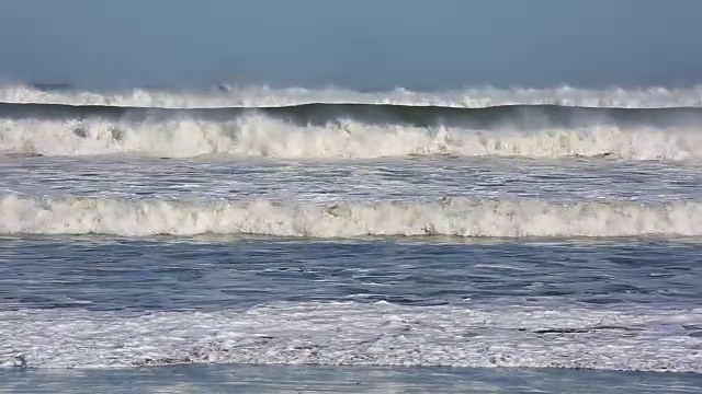 海滩上的大浪视频素材