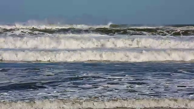 海滩上的大浪视频素材