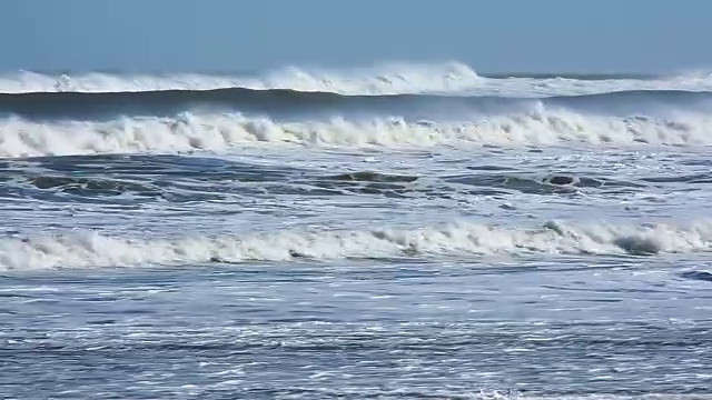 海滩上的大浪视频素材