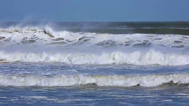 海滩上的大浪视频素材