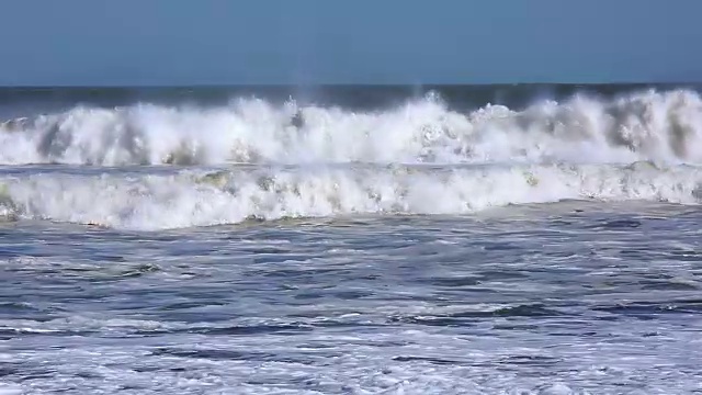 海滩上的大浪视频素材