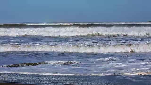 海滩上的大浪视频素材