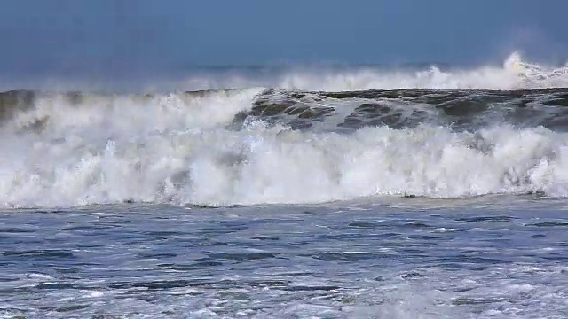 海滩上的大浪视频素材